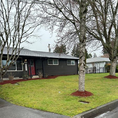 Emerald City 3 Bedroom 1 Bath Home Юджийн Екстериор снимка